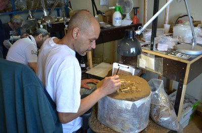 Fig. 4 : Trilogiport. Nécropole à incinération. Fouille d’un dépôt funéraire en laboratoire.