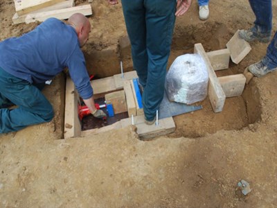 Fig. 3 : Trilogiport. Nécropole à incinération. Prélèvement d’une sépulture.